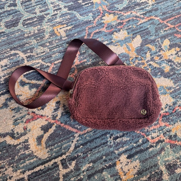 NWOT Lululemon Everywhere Fleece Belt Bag 2L Sherpa in Brown Earth/Gold - Picture 2 of 4